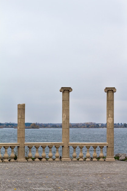 Antike Säulen am Meer