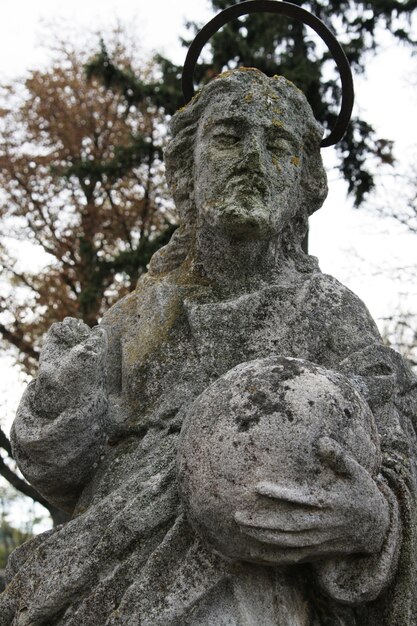 Antike Statue in der Nähe einer Kirche im Dorf Sidorov Ternopil Region Ukraine