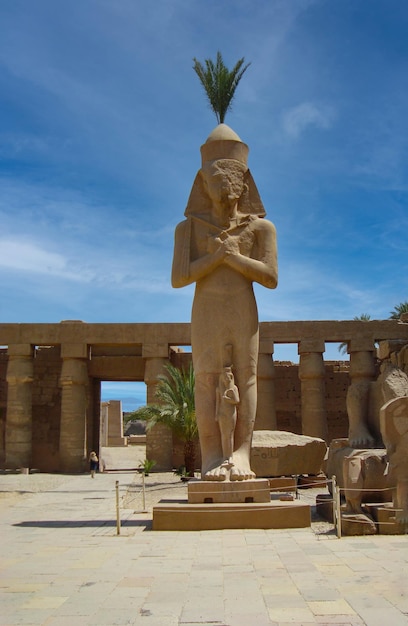 Antike Statuen von Pharao Ramses II und seiner Tochter Meritamon im Tempel von Karnak Luxor Ägypten
