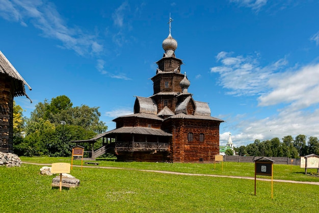 Antike Tempel und Klöster der Stadt Susdal