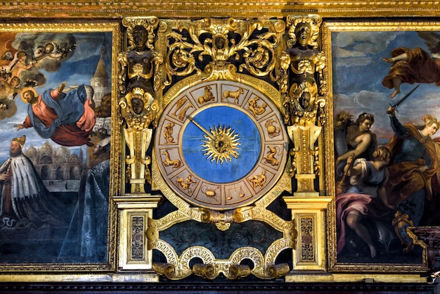 Antike Uhr mit Tierkreiszeichen im Dogenpalast in Venedig