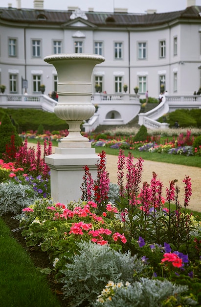 Antike Vase im alten Park