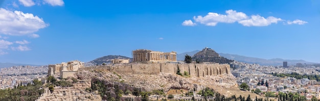 Antike Wahrzeichen Zitadelle Akropolis von Athen vom Hügel der Musen Philopappos aus gesehen