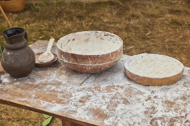 Antike Wikinger-Küchenutensilien auf einem Festival in Dänemark