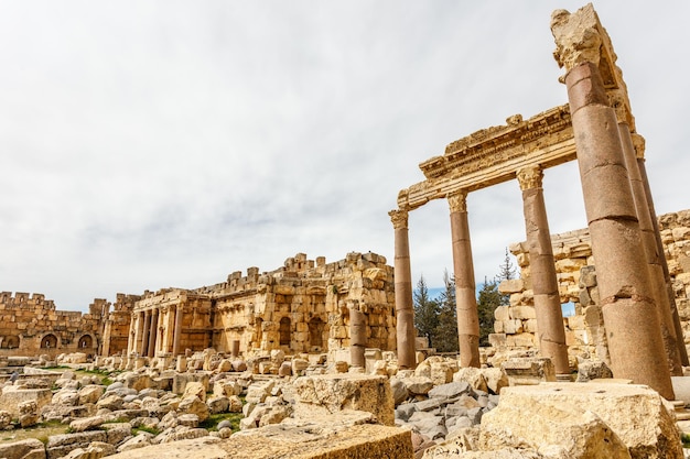 Antike zerstörte Mauern und Säulen des Grand Court of Jupiter Tempel Beqaa Valley Baalbeck Libanon