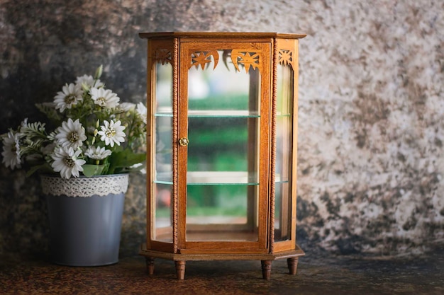 Antiker Holzschrank mit Spiegel und Schubladen