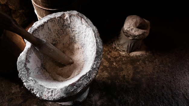 Antiker Mehlmörser. Holzgefäß zum manuellen Handschleifen. Authentische Handwerkswerkstatt. Diese Methode wird seit vielen tausend Jahren verwendet.