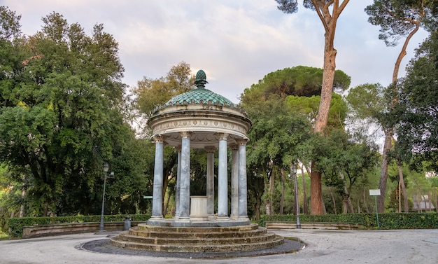 Antiker Pavillon im Garten der Villa Borghese Rom Italien