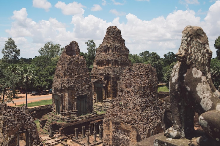 Foto antiker tempel vor bewölktem himmel