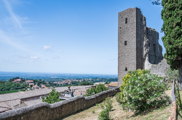 Antiker Turm in der Altstadt von Montefiascone, am Bolsena-See