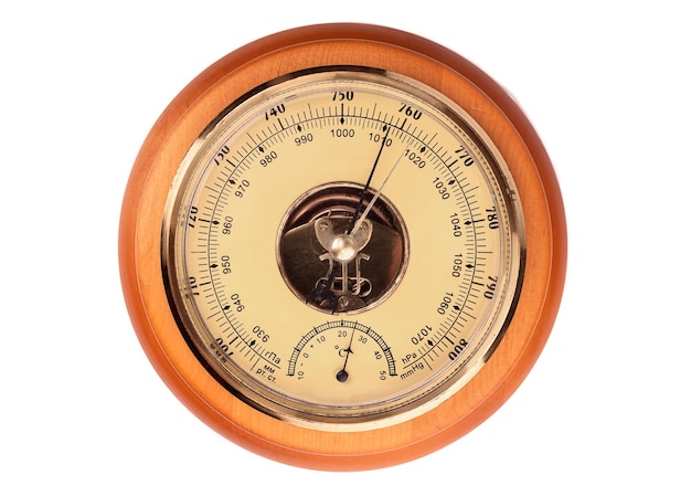 Antikes Barometer in einem Holzgehäuse mit gelbem Metallmechanismus, isoliert auf weißem Hintergrund