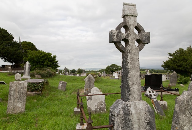 Antikes Denkmal- und Bestattungskonzept - alte Grabsteine und Ruinen auf dem Friedhof des keltischen Friedhofs in Irland