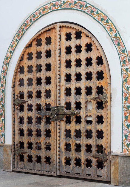 Antikes, geschnitztes Holztor mit modernem Schloss