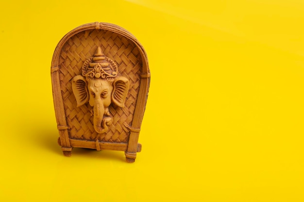 Foto antikes gesicht von lord ganesha auf plastikunterlage