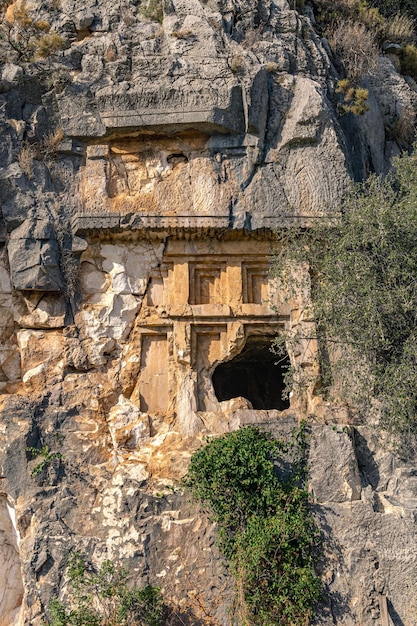 Antikes, in den Felsen gehauenes Grab in der Nähe von Myra von Lykien