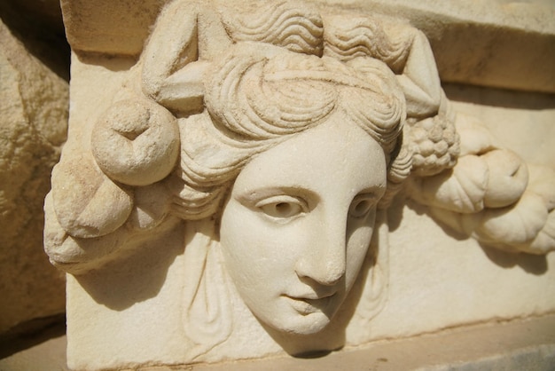 Antikes Maskenrelief in der antiken Stadt Aphrodisias in Aydin Turkiye