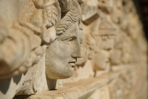 Foto antikes maskenrelief in der antiken stadt aphrodisias in aydin turkiye