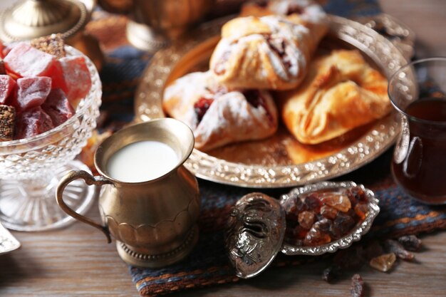 Foto antikes teeset mit türkischem genuss und backen auf dem tisch in der nähe