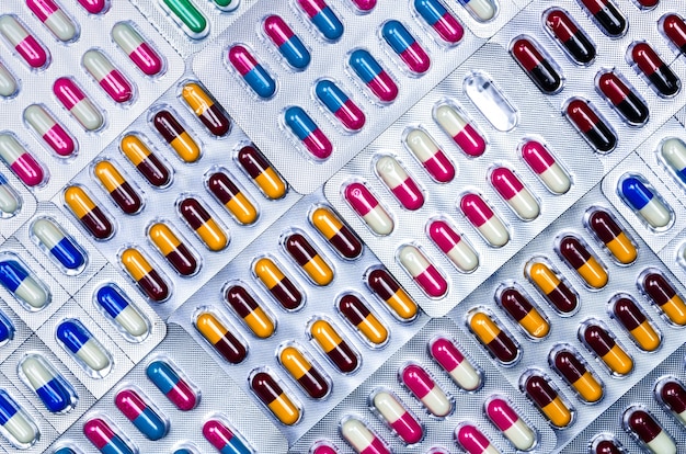 Antimikrobielle Kapselpillen. Qualitätskontrollfehler in der pharmazeutischen Herstellung. In der Blisterpackung fehlt eine Kapsel Antibiotika-Pille.