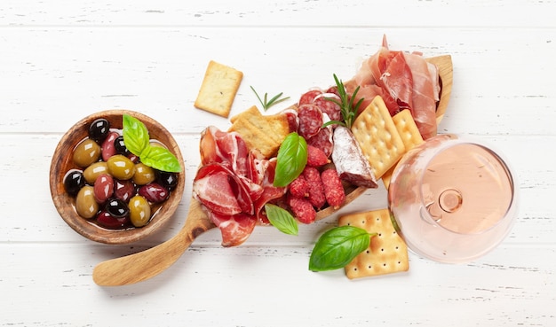 Antipasti-Brett mit Prosciutto-Salami-Cracker-Oliven