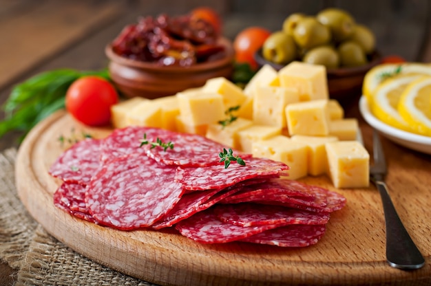 Antipasti Catering Platte mit Salami und Käse auf einem Holz