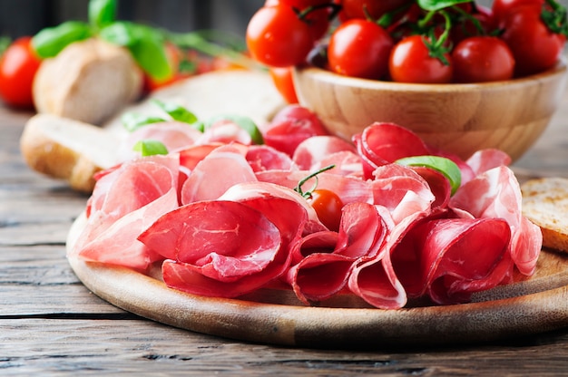 Antipasti mit Schinken und Bresaola