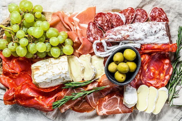 Antipasti Platte kaltes Fleisch mit Trauben