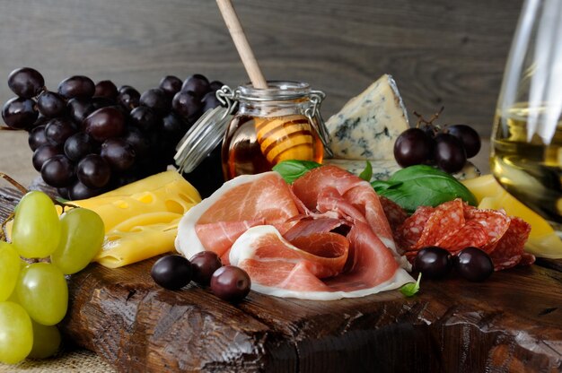 Antipasti-Platte mit Dörrspeck-Prosciutto-Salami-Käse-Oliven und Trauben