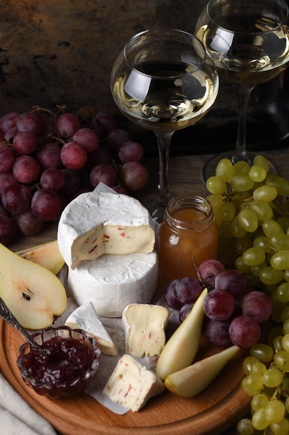 Antipasti queso camembert con frutas y vino