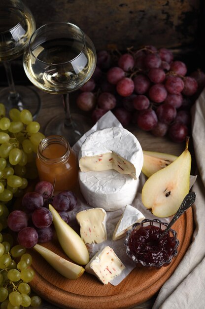 Antipasti queso camembert con frutas y vino