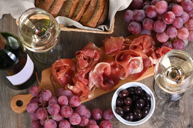 Antipasti. Wein Set Snack sonnengetrockneten Schinken Jamon mit Trauben und Oliven