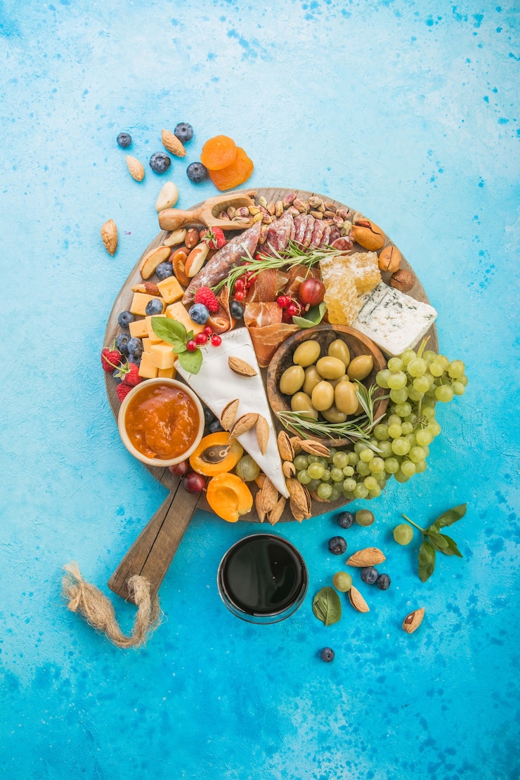 Foto antipasto background diferentes petiscos italianos com nozes de frutas em um fundo rústico