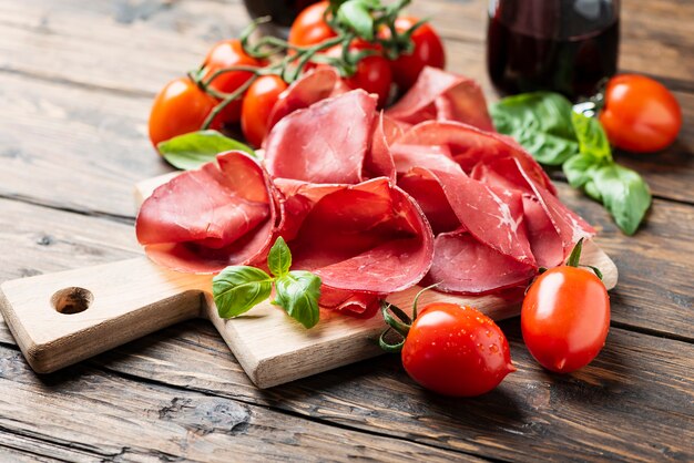 Antipasto italiano con bresaola y vino tinto