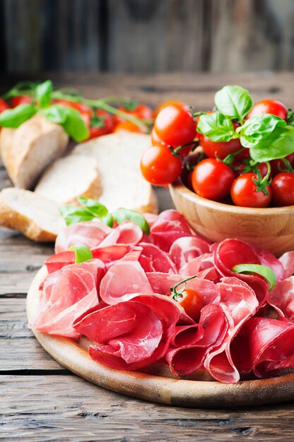 Antipasto italiano com presunto e bresaola