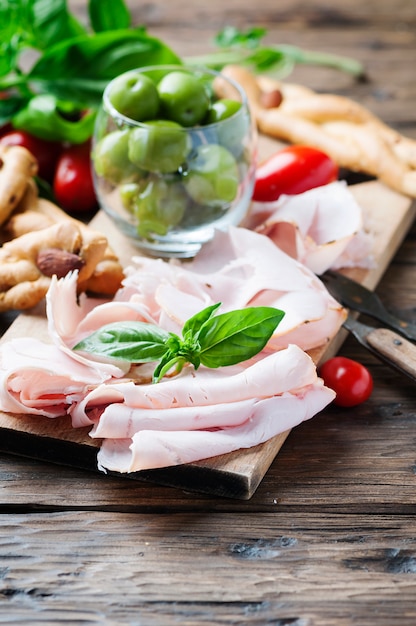 Antipasto italiano con jamón de pollo y pan