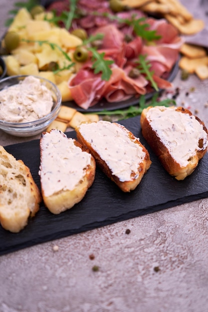 Antipasto italiano prato de carne presunto presunto bresaola salame e parmesão