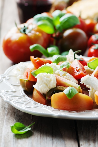 Antipasto italiano tradicional caprese com mussarela