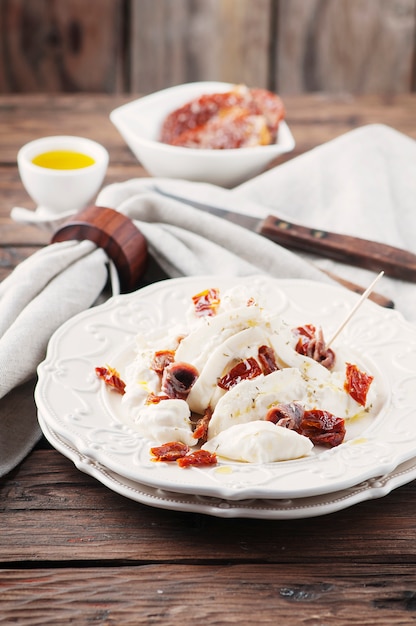 Foto antipasto italiano tradicional com burrata e tomate seco