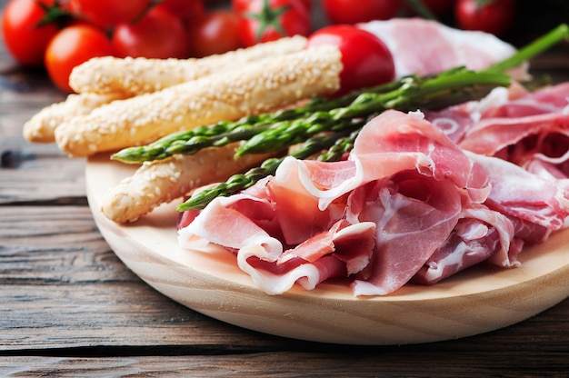 Antipasto con jamón y espárragos verdes