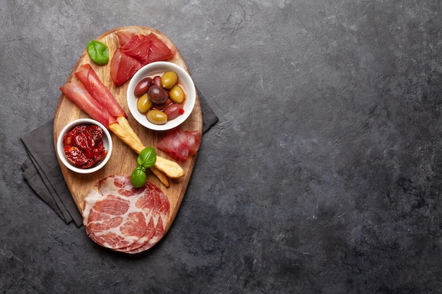 Antipasto de queso, carne y aceitunas