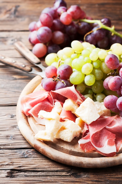 Antipasto con uva, queso y jamón.