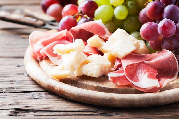 Antipasto con uva, queso y jamón.