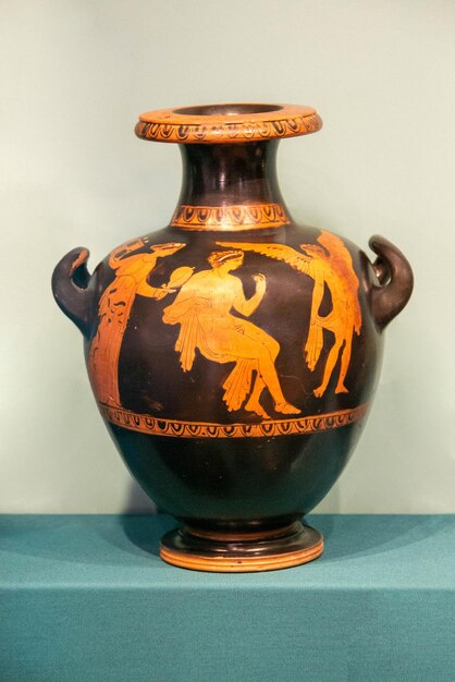 Foto antique ceramic decorative amphora on a white background