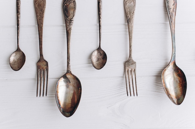 Antique cutlery.old colheres de prata e garfos em fundo de madeira