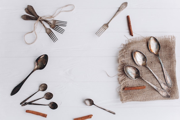 Antique cutlery.old colheres de prata e garfos em fundo de madeira