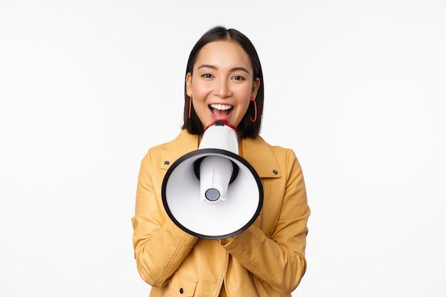 Anuncio de atención Imagen de una mujer asiática gritando en megáfono reclutando personas buscando personas compartiendo información de pie sobre fondo blanco