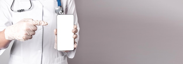 Anúncio de aplicativo médico no celular vazio em branco simulado Médico segurando aplicativo de smartphone de publicidade para banner de saúde com espaço de cópia