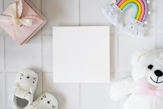 Anúncio de baby shower com presentes e brinquedos