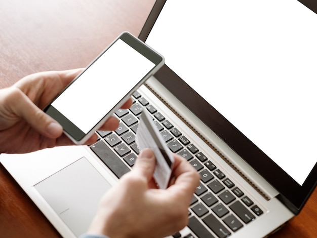Anúncio de comércio eletrônico. Computador portátil, telefone com tela branca. Tecnologia moderna