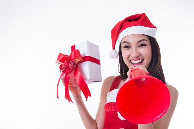 Anúncio de mulheres do Papai Noel de Natal para fornecer informações ao cliente com fundo branco